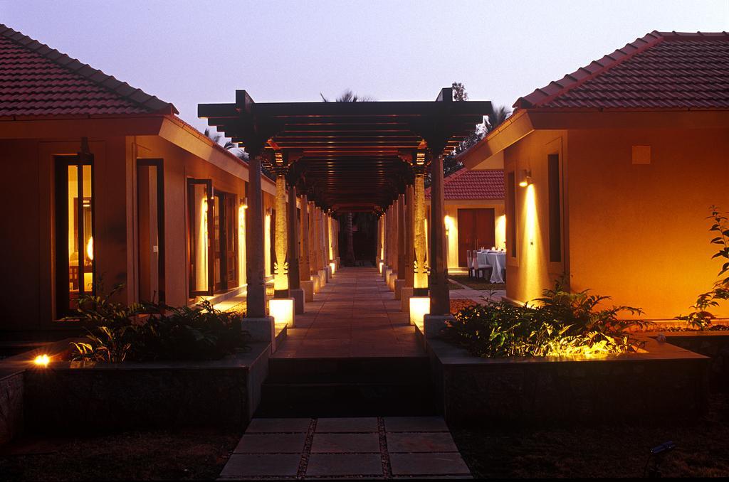 Shreyas Retreat Hotel Nelamangala Bagian luar foto